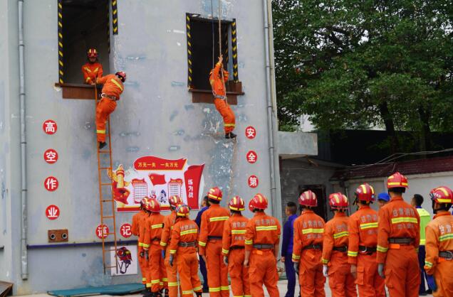 新入职的专职消防员要接受系统的培训