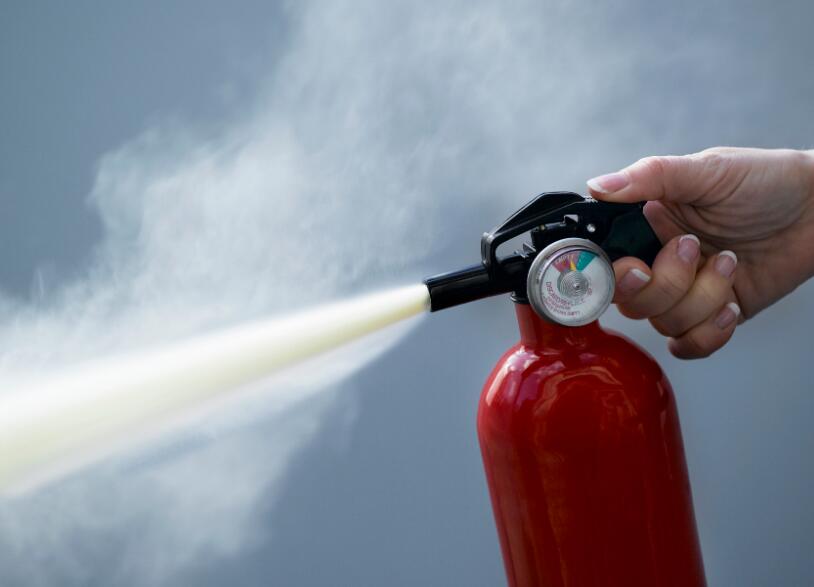 专职消防员在火灾扑救中如何有效地使用灭火器